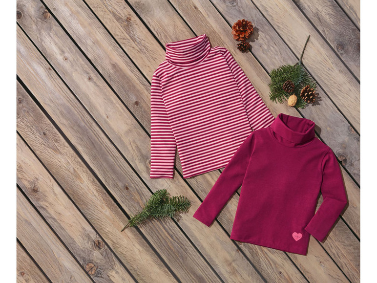 Zwei Rollkragenpullover: einer gestreift, einer unifarben