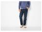 Blaues Herren-Sweatshirt und dunkelblaue Jeans mit weißen Sneakern