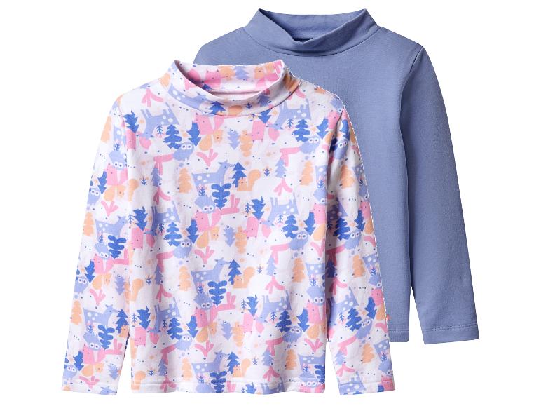 Zwei langärmelige Rollkragenpullover, einer gemustert und einer einfarbig blau.