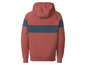 Ein rot-blauer Kapuzenpullover mit Streifen