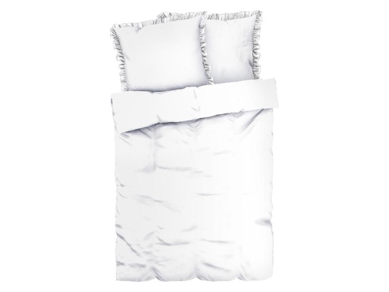 Weißes Bettbezug-Set mit Kissenbezügen mit Rüschen.