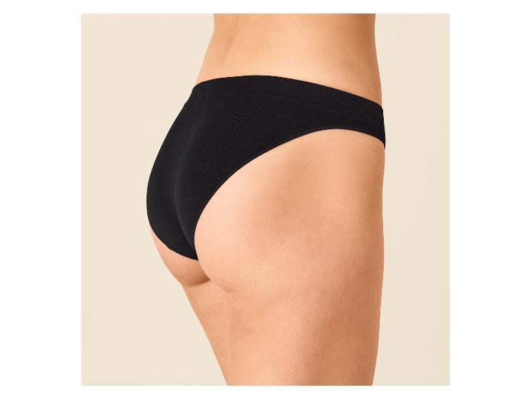 Schwarze Damenunterhose, von hinten und von der Seite fotografiert.