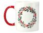 Weiße Tasse mit rotem Henkel und festlichem Stechpalmen- und Beerenkranz-Design.