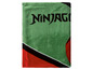 Eine grüne Decke mit dem Ninjago-Logo.