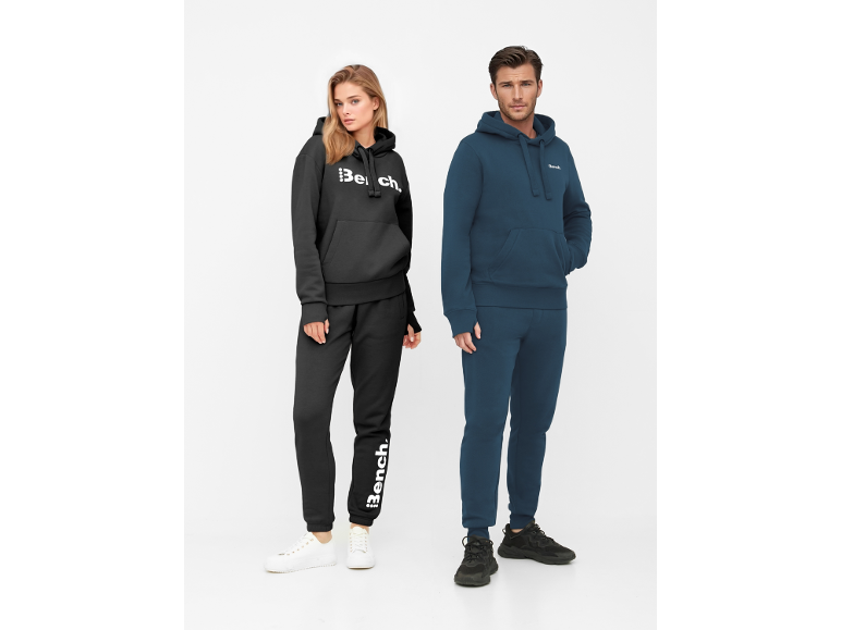Damen- und Herren-Hoodies und Jogginghosen im Partnerlook in Schwarz und Blau.