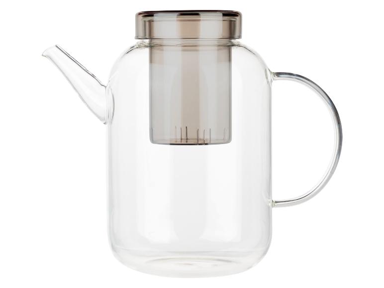 Eine Glaskanne für Tee oder Kaffee mit eingebautem Filter.