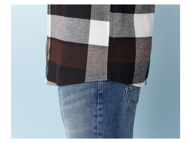 Eine dunkelblaue Jeans mit einem karierten Hemd