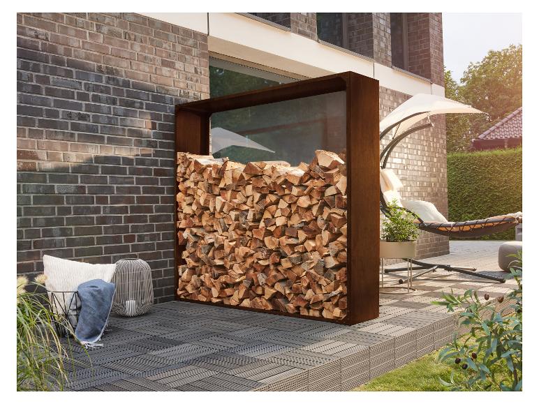 Outdoor-Kaminholzregal mit gestapeltem Holz, neben einer Ziegelwand und Terrassenmöbeln.