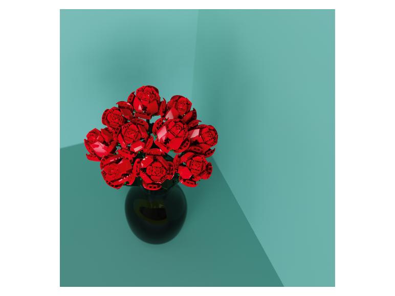 Strauß roter Rosen in einer Vase vor türkisfarbenem Hintergrund.