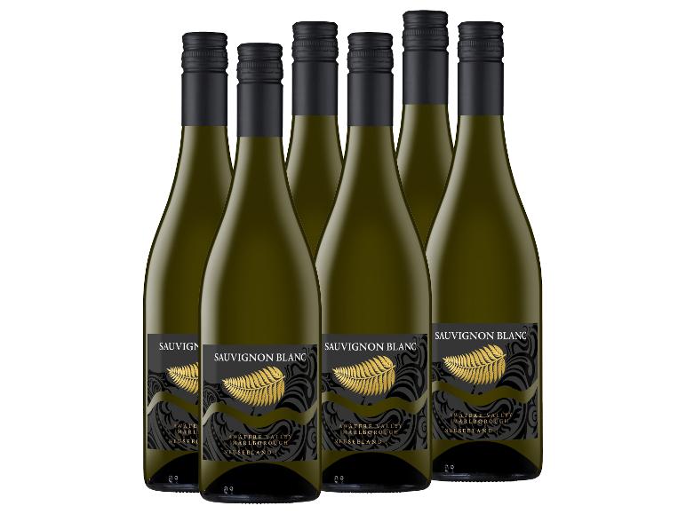 Sechs Flaschen Sauvignon Blanc Weißwein mit schwarzen Etiketten und goldenen Blättern.