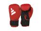 Ein Paar rote Boxhandschuhe mit weißem Logo und schwarzem Netz.