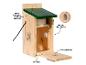Hölzernes Vogelhaus mit grünem Dach, Kabel und Anleitungen zur Montage und Funktionen.
