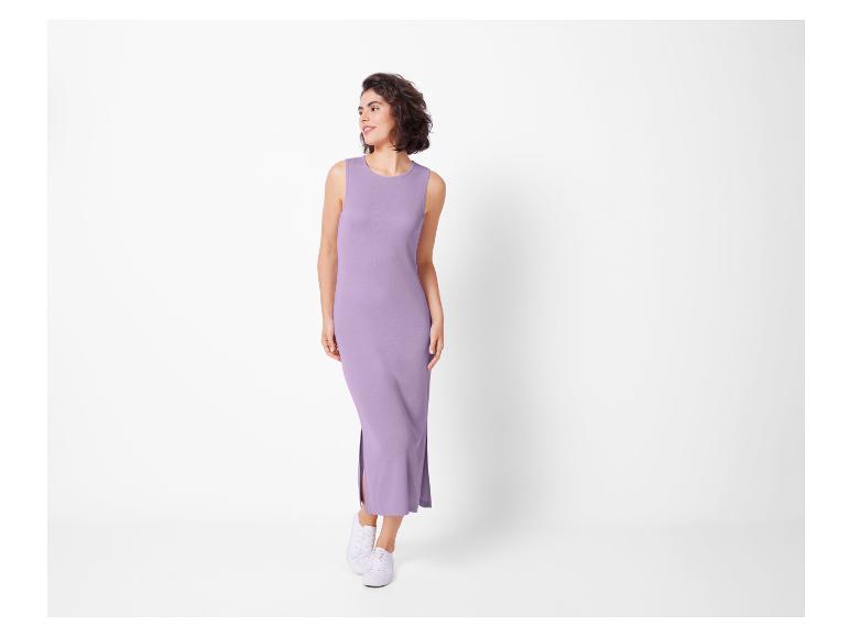 Langes lila Kleid und weiße Sneakers.