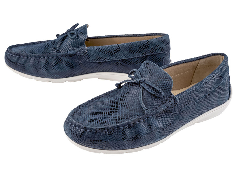 Blaue Mokassins mit Schlangenmuster.