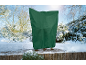 Grüne Pflanzenschutzhülle in einer verschneiten Winterlandschaft.