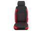 Schwarze Autositzbezüge mit roten Akzenten.