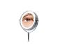 Beleuchteter Kosmetikspiegel mit einem Auge, das Lidschatten aufträgt.