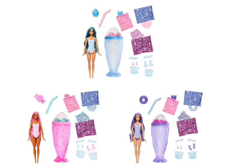 Drei Puppen mit langen Haaren und Badeanzügen, jede mit einem Milchshake-Becher und verschiedenen Accessoires.