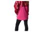 Damen-Sportjacke mit rosa-rotem Marmormuster und schwarzen Leggings.