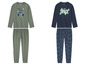 Zwei Pyjamas für Jungen, einer mit Videospiel-Druck und der andere mit Weltraum-Thema.