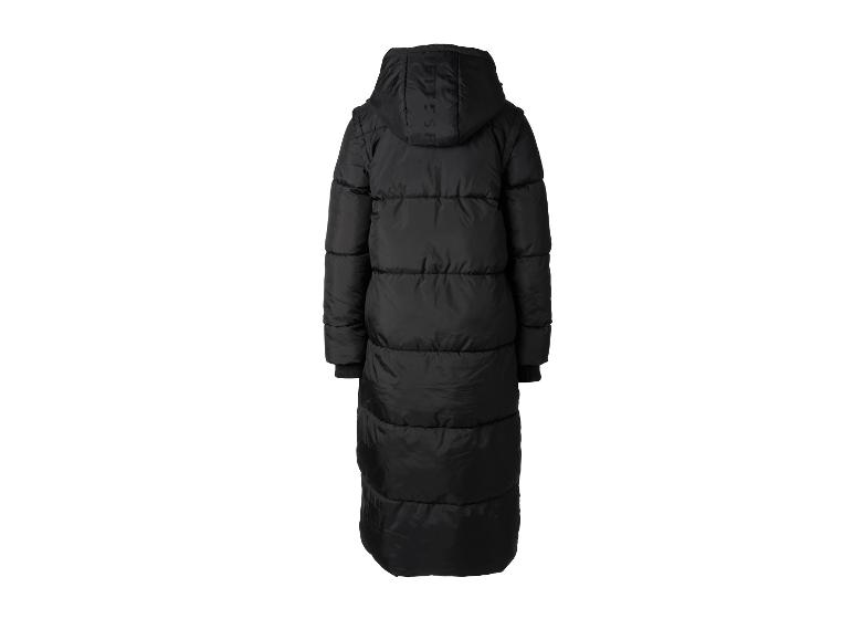 Schwarzer langer Steppmantel mit Kapuze und „JETTESSPO“-Schriftzug auf dem Rücken.