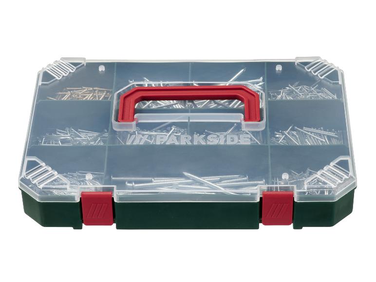 Organizer mit Nägeln und Schrauben, mit rotem Griff und grünem Boden.