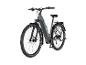 Graues E-Bike mit Gepäckträger und Offroad-Reifen.