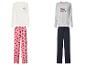 Zwei Pyjama-Sets: ein weißes mit rosa Herzen und 'FAMILY TIME', ein graues mit 'TEAM VALENTINE'.