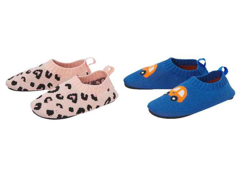 Rosa Kinderhausschuhe mit Leopardenmuster und blaue mit Auto-Motiv