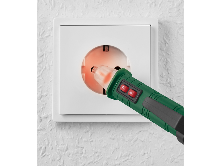 Ein Spannungsprüfer in einer Steckdose.
