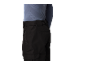 Person trägt ein blaues Langarmshirt und eine schwarze Skihose mit seitlichen Reißverschlüssen.