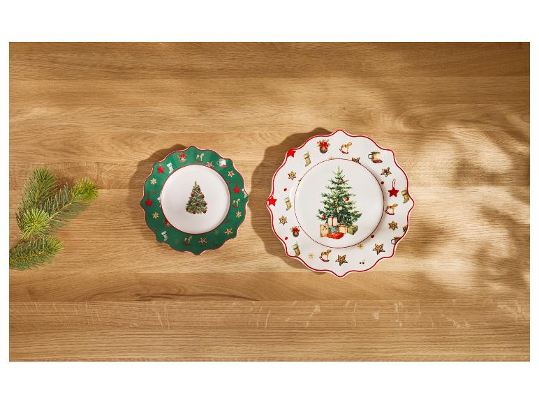Zwei dekorative Weihnachtsteller mit einem Weihnachtsbaum und festlichen Motiven.