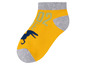 Gelbe Socke mit einem Dinosaurier und '02' darauf.