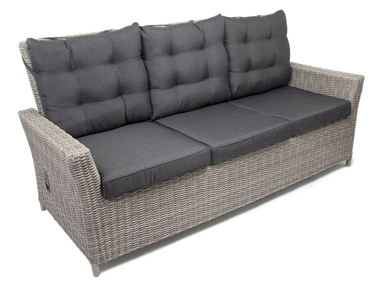 Ein graues Wicker-Sofa mit drei Kissen