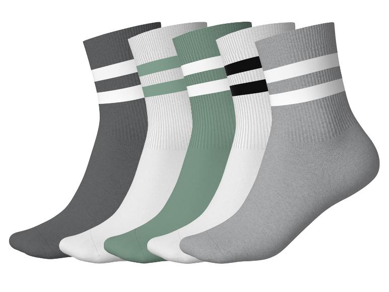 Fünf Paar gestreifte Socken in Grau-, Weiß-, Grün- und Schwarztönen.