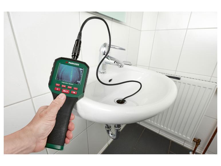 Inspektionskamera mit Bildschirm, zur Überprüfung eines Waschbeckenabflusses verwendet.