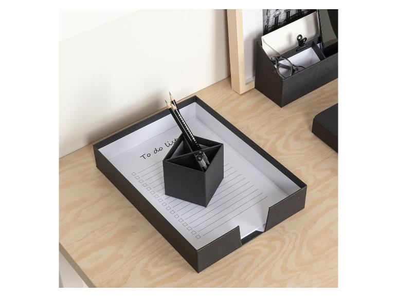 Schwarzer Schreibtisch-Organizer mit Stiftfächern und Papier mit der Aufschrift „To do list“.