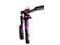 Schwarz-pinker Rollerlenker mit strukturierten Griffen.