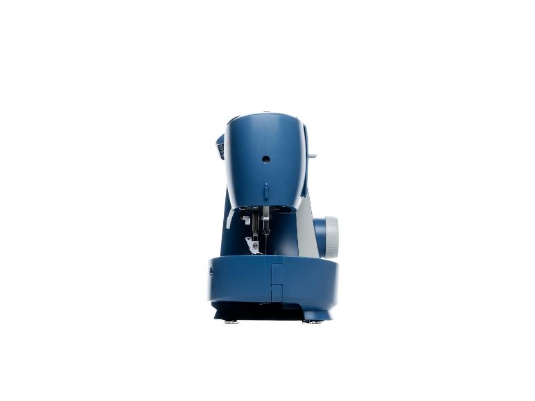 Blaue Nähmaschine auf weißem Hintergrund