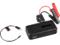 Schwarze Starthilfe mit Überbrückungskabeln und einem USB-Ladekabel.
