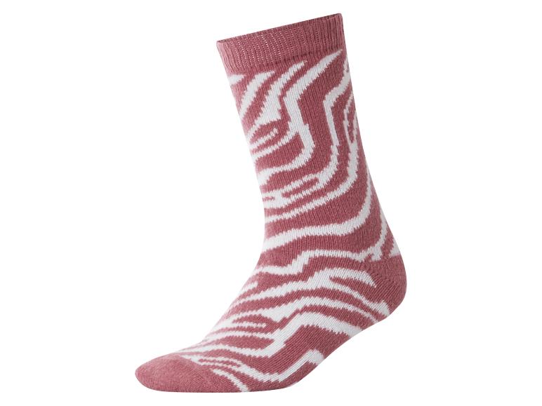 Eine rosa Socke mit weißem Zebramuster.
