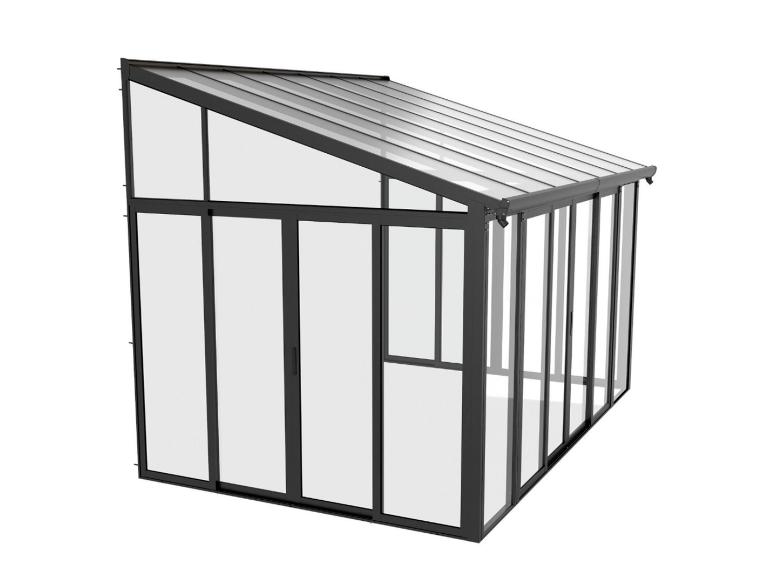 Ein Anlehngewächshaus mit schwarzem Rahmen und transparenten Paneelen, für den Gartenanbau.