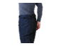Mann trägt dunkelblaue Skihose und graues Thermoshirt.