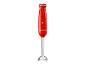Roter Stabmixer mit silbernem Schaft und Mixkopf.