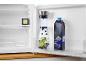 Offener Kühlschrank mit einer Kanne Fruchtwasser, einem Karton Johannisbeersaft und einer kleinen Box.