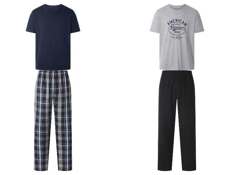 Zwei Herren-Pyjama-Sets: eines marineblau mit karierter Hose und eines grau mit schwarzer Hose.