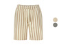 Beige Shorts mit vertikalen braunen Streifen.