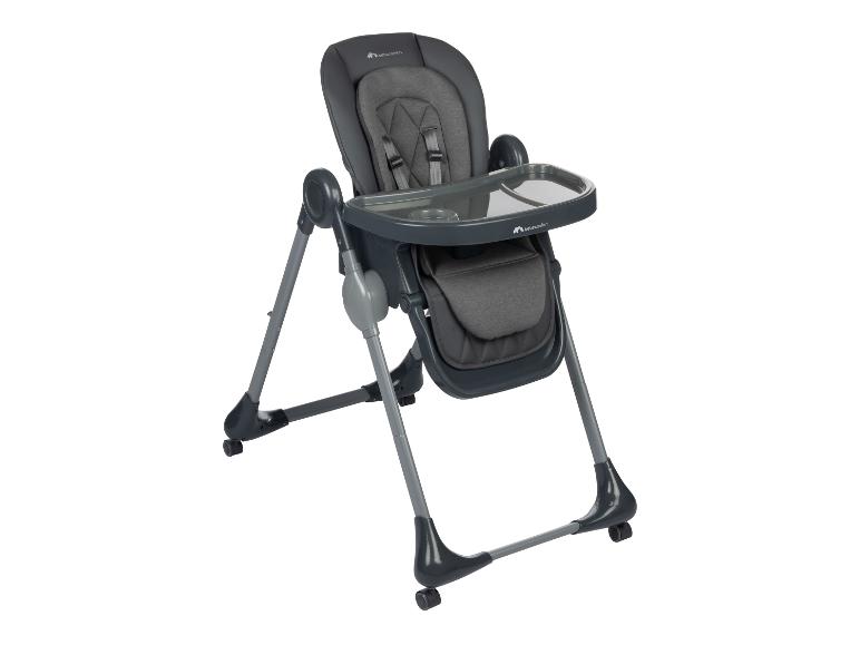 Grauer Hochstuhl mit verstellbarer Rückenlehne und Tablett, auf Rollen.