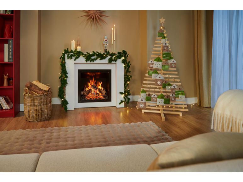 Gemütliches Wohnzimmer weihnachtlich dekoriert mit Kamin und Weihnachtsbaum aus Holz.