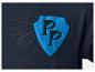 Detail eines dunkelblauen T-Shirts mit blauem Schild-Logo und den Buchstaben „PP“.